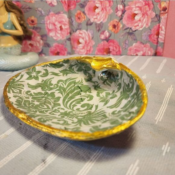 DECOUPAGE CLAM SHELL DECOUPAGE GREEN PATTERNS ON A CLAM SHELL TRINKET DISH - Picture 7 of 10